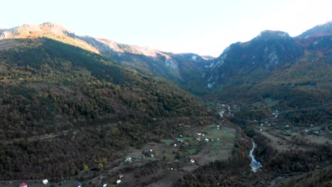 Vista-Aérea-Del-Cañón-De-Tara-En-La-Temporada-De-Otoño-Cuando-Se-Pone-El-Sol-Durante-El-Valle