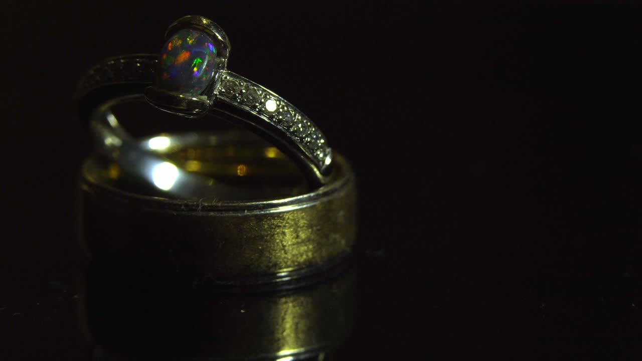 anillos de boda, compromiso en la parte superior del anillo de bodas del hombre con movimiento ligero 4k