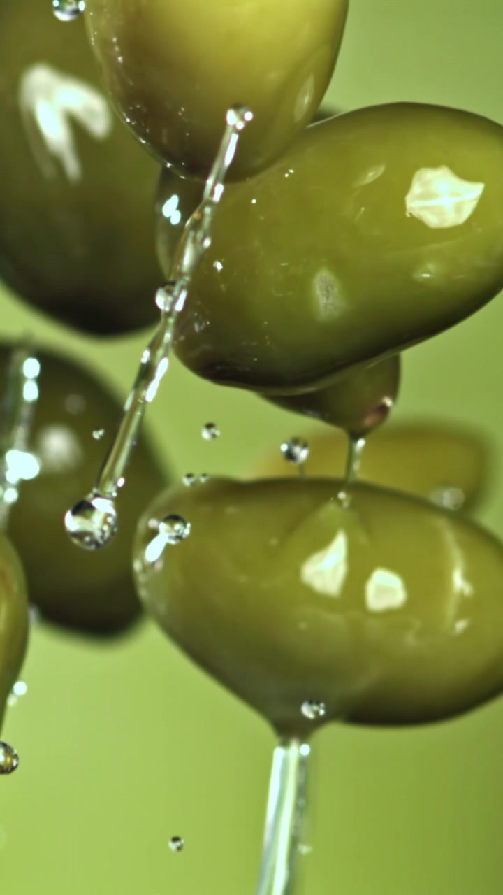 Olive verdi fresche con gocce d'acqua al rallentatore