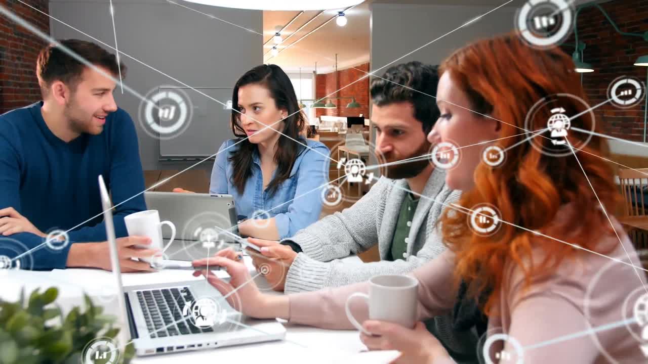 animación de una red de iconos digitales sobre diversos colegas masculinos y femeninos discutiendo en la oficina