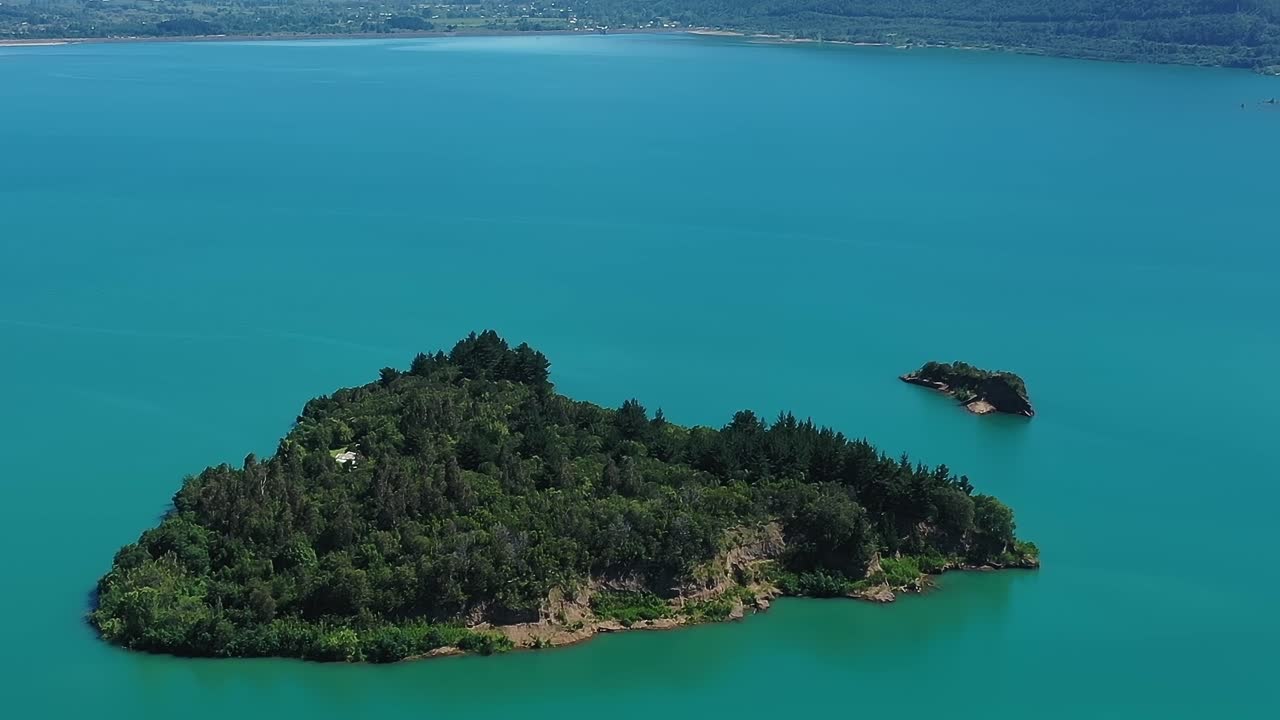 Il Lago Colbun in Cile mostra un paesaggio di isole verdi con rive lontane