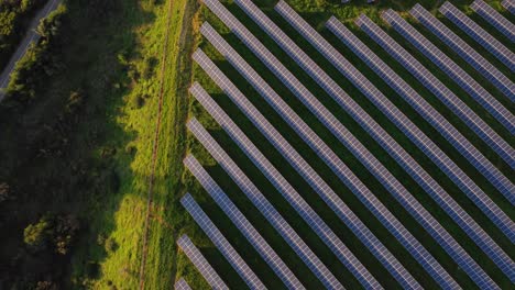 Top-Down-Luftaufnahme-Des-Photovoltaik-Kraftwerks,-Neigung-Zeigt-Windkraftanlage