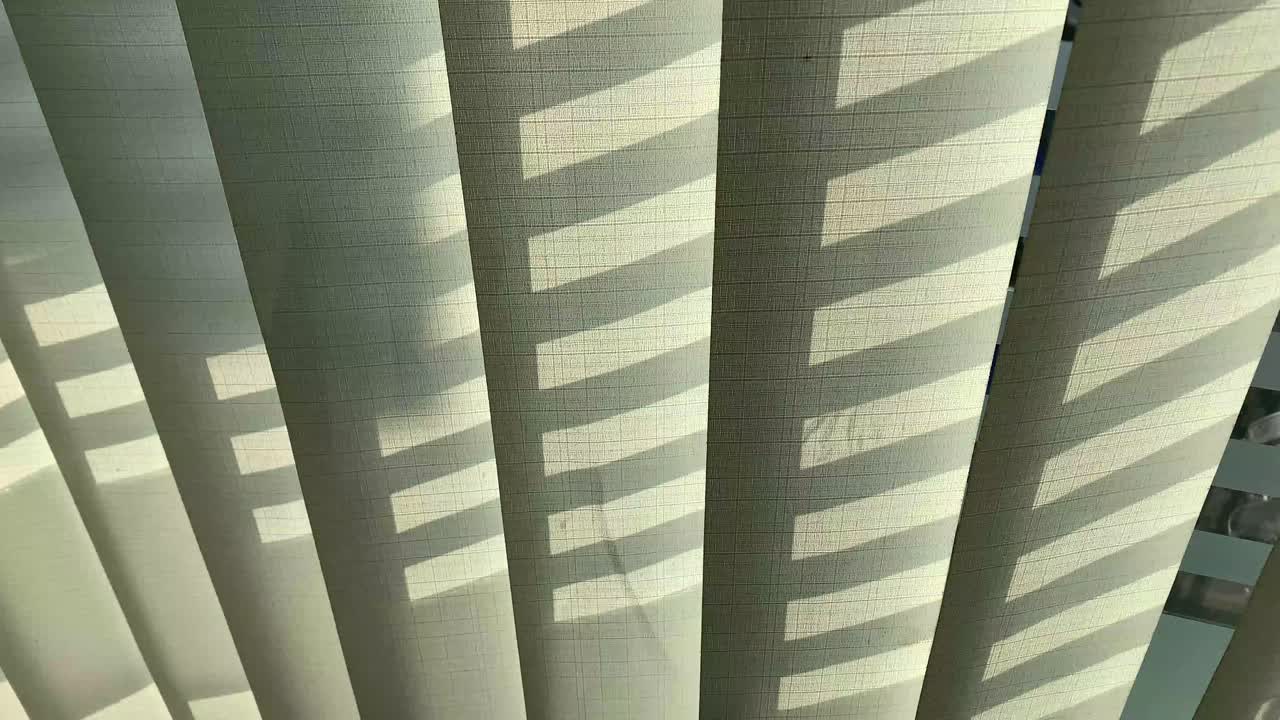 rayo de luz del sol a través de una cortina transparente en la ventana por la noche de verano