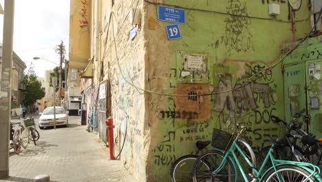 Straßengraffiti,-Wo-Fahrräder-In-Tel-Aviv,-Israel,-Geparkt-Sind