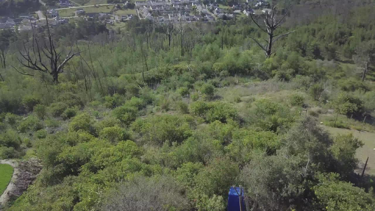 구불 구불 한 시골 언덕을 드러내는 새 주택 건설의 공중 기울기