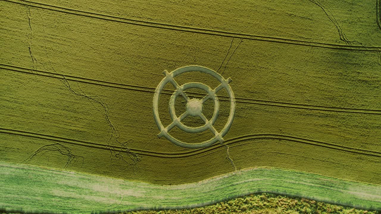 녹색 고랑 농지 공중 위에서 아래로 보기 회전에 있는 hackpen 언덕 밀밭 신비한 미스터리 서클 디자인