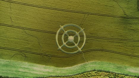 Hackpen-Hill-Weizenfeld-Mysteriöses-Kornkreisdesign-In-Grüner-Furche-Ackerland-Luftansicht-Von-Oben-Nach-Unten-Rotierend