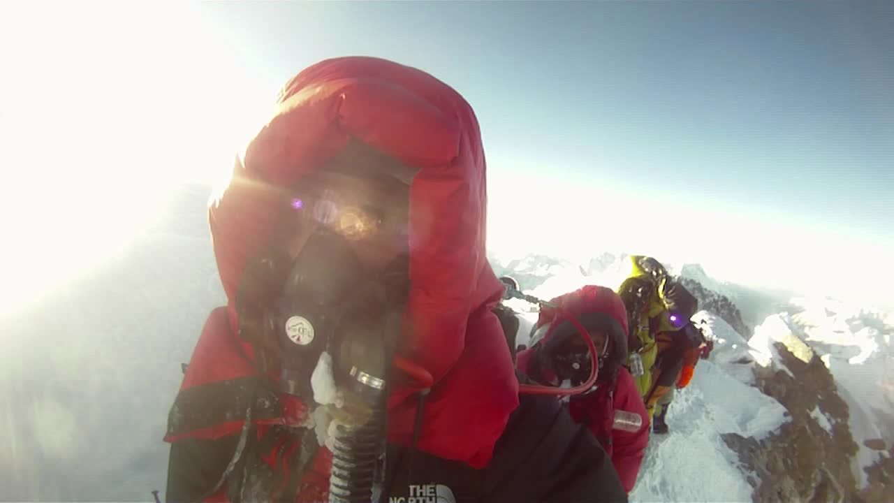 힐러리 계단에 접근하는 등반가의 줄