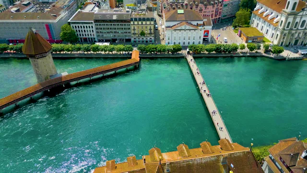 스위스 루체른의 루체른 호수 근처에 있는 라우스 강을 가로지르는 샤펠 다리와 라트하우스테그 다리의 4k 드론 영상.
