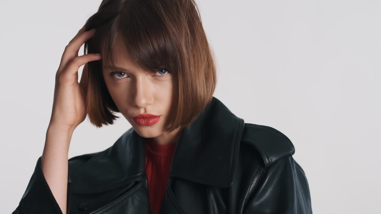 전문 모델이 스튜디오에서 포즈를 취하고 있습니다.