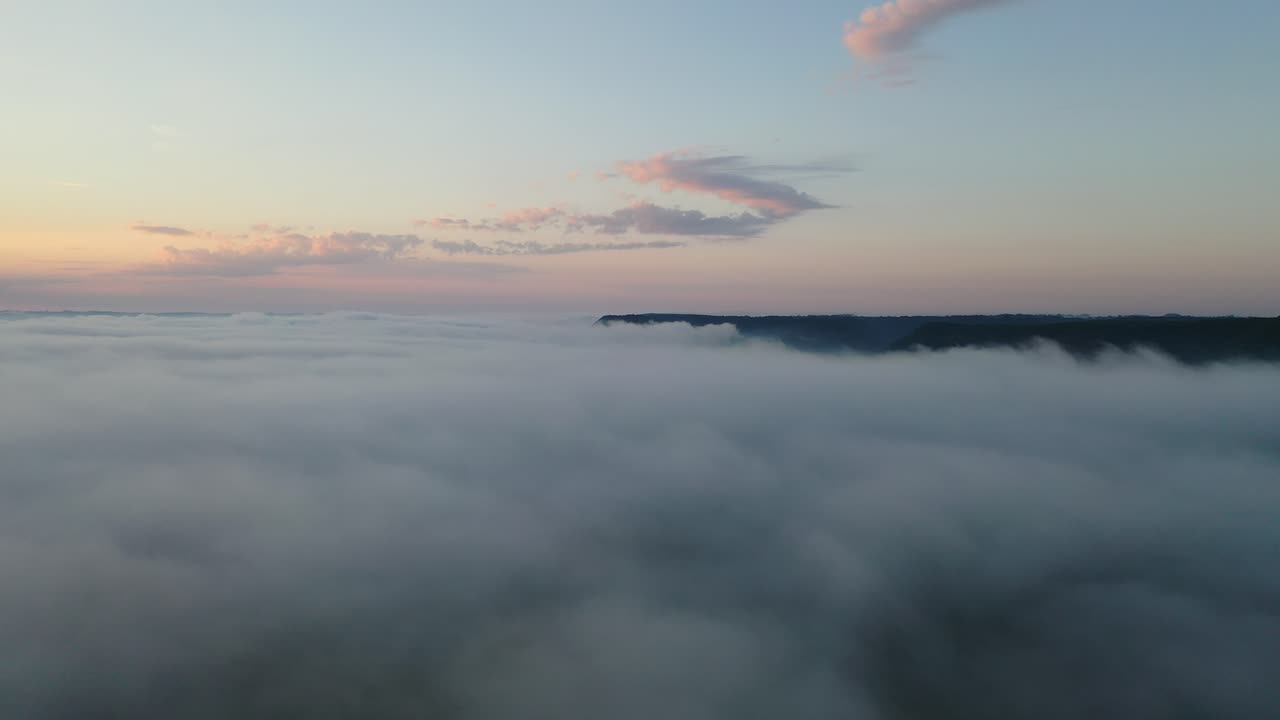 안개가 가득한 산의 해가 뜨는 곳