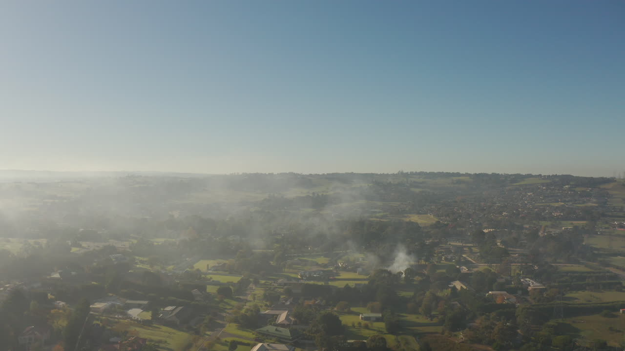 quema controlada que tiene lugar en el hermoso día del cielo azul en el distrito suburbano