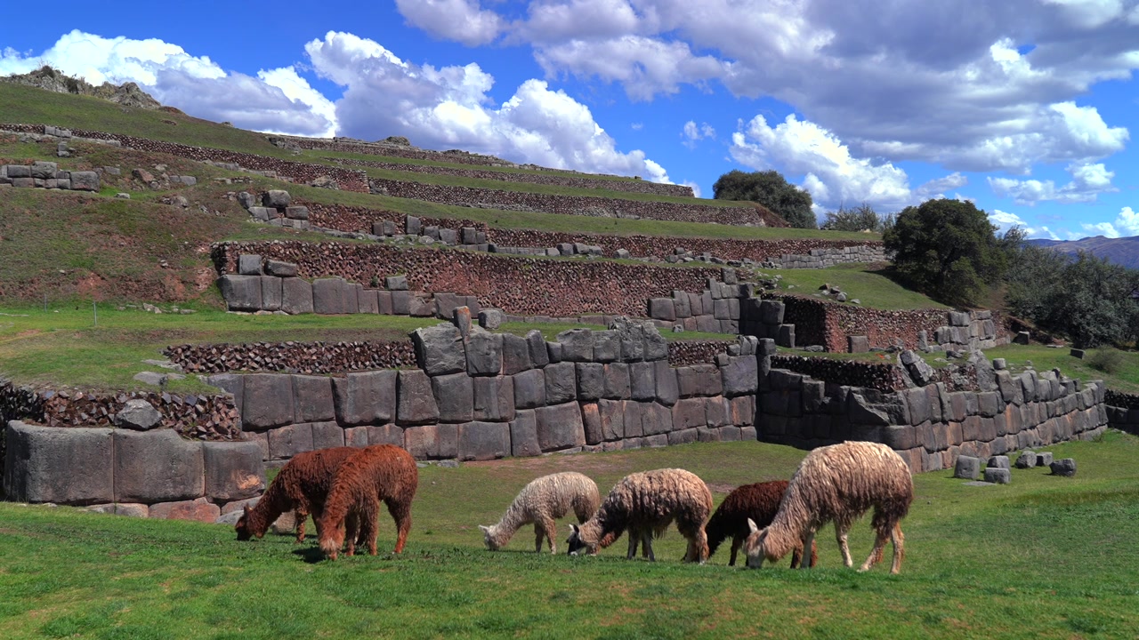 Cusco Saqsaywaman, Incahoofdstad van Cuzco, Peru, stadsgezicht, landschap, regenseizoen, zonnige middag, wolken, blauwe lucht, Peruaanse Andes, buurtgebouwen op berghelling, provincie Anta, Plaza de Armas, panoramisch naar links