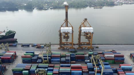 nave ormeggiata al porto container