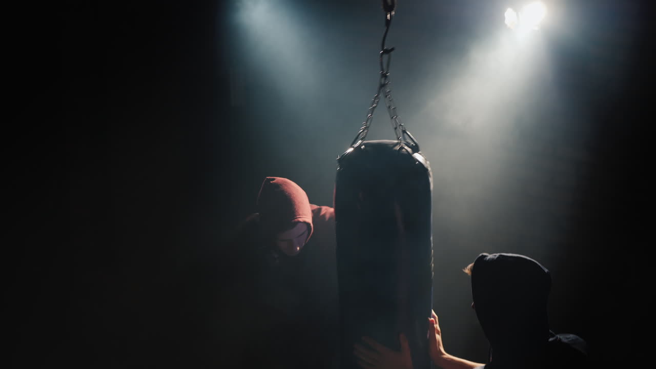 boxeador y compañero entrenan en el gimnasio