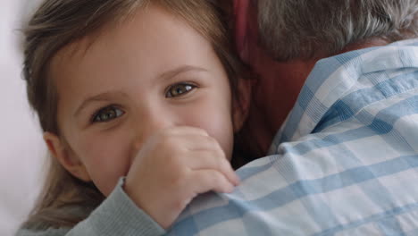 abuelo abrazando a la nieta niña feliz niña pequeña abrazando al abuelo disfrutando del abrazo afectuoso del niño compartiendo amor sosteniendo suavemente a los abuelos en casa