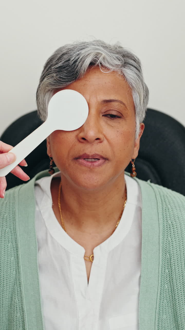 Mulher idosa fazendo um exame de vista