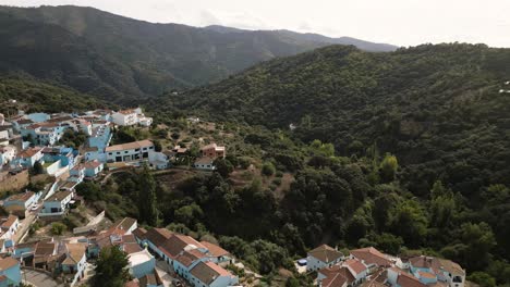 hermoso pueblo de montaña en un día soleado en españa, vista aérea