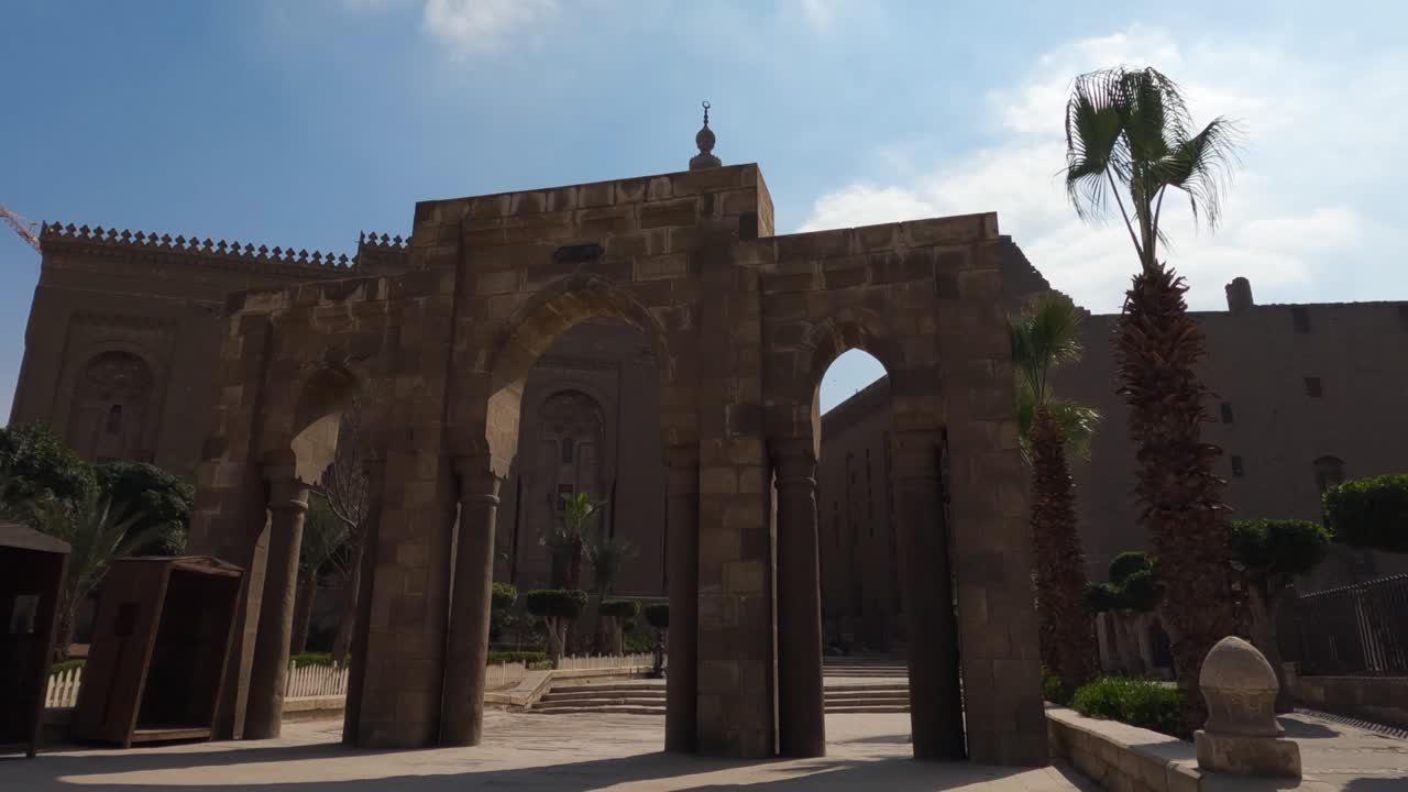 이집트의 카이로에 있는 술탄 하산의 모스크 마드라사와 알 리파이 모스크의 외관