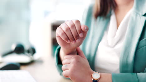 primer plano, oficina y una persona con dolor en la mano