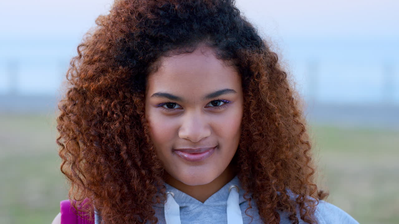 naturaleza, cara y mujer joven en vacaciones