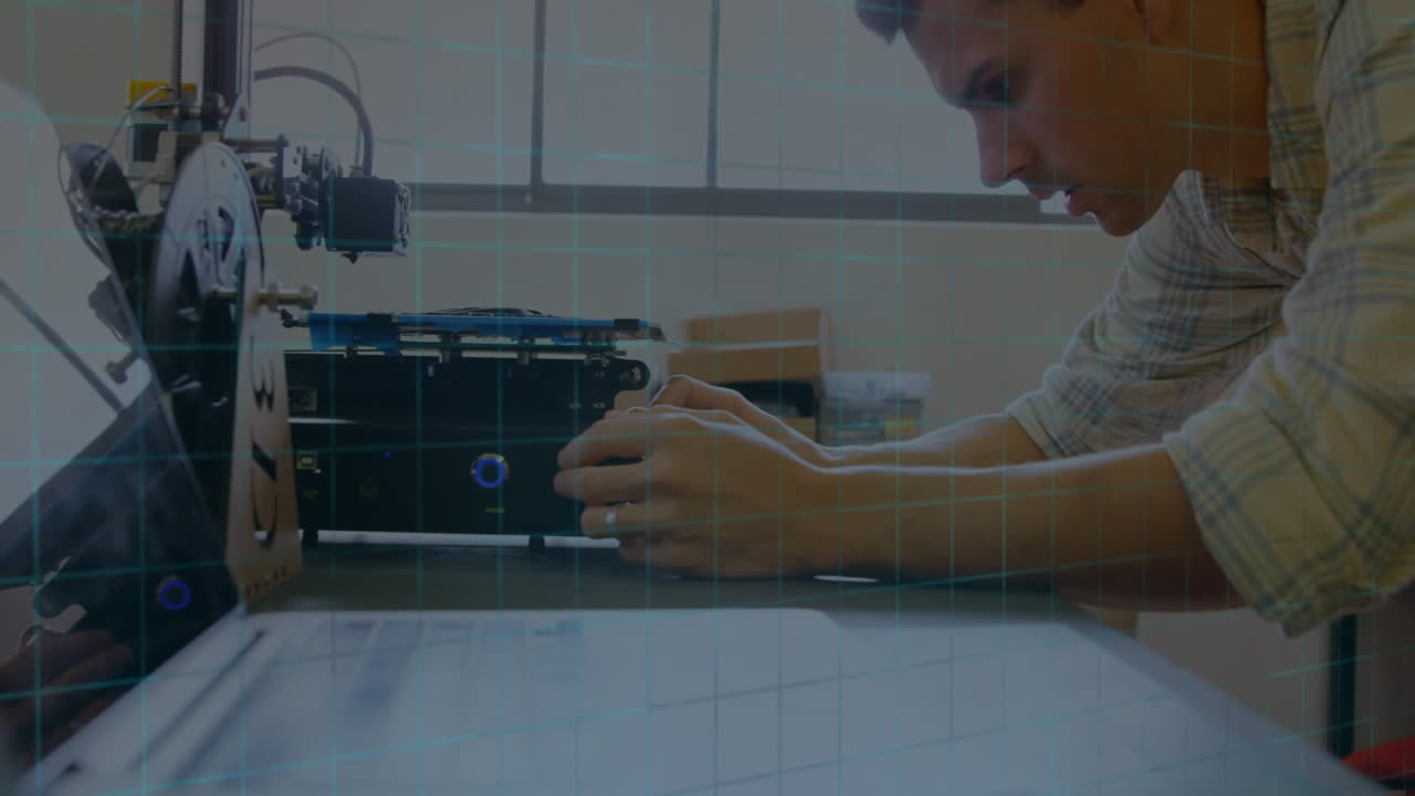 animación de texto de 6g, globo sobre ingeniero caucásico examinando maquinaria en el taller