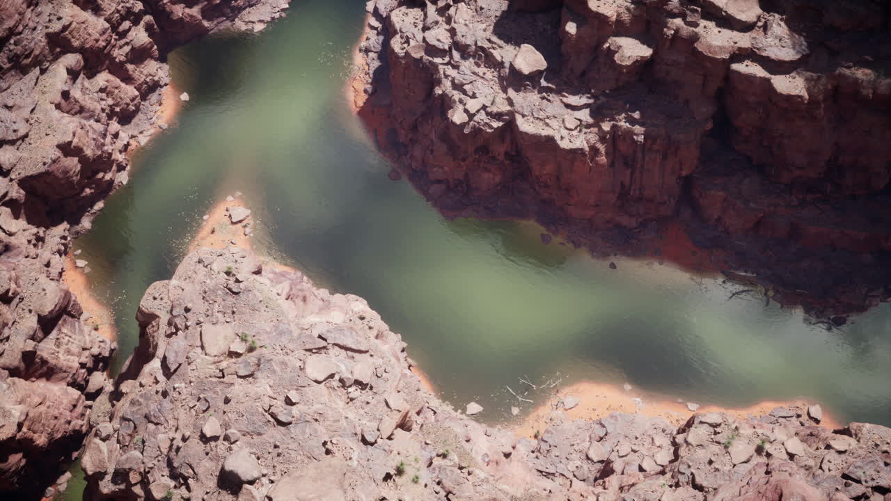Vista aerea di un fiume nel canyon