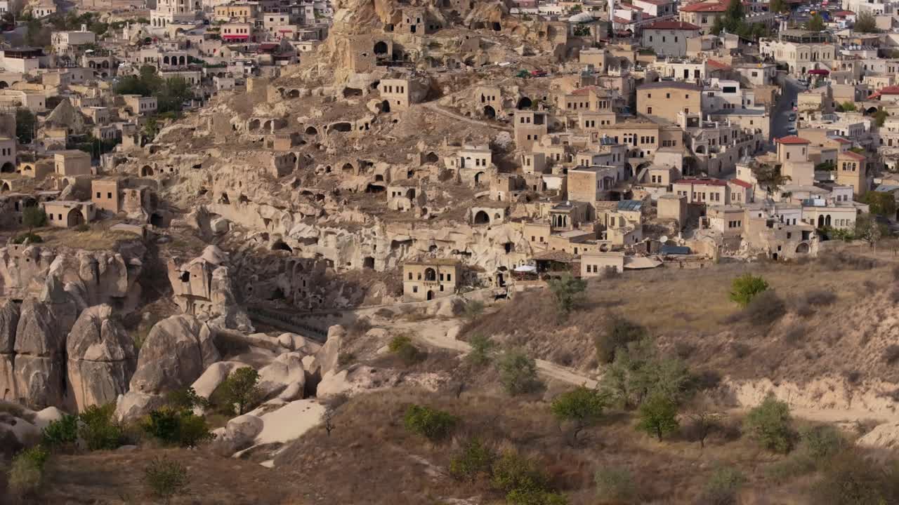 Vista aerea del Castello di Ortahisar e di un insediamento storico in pietra