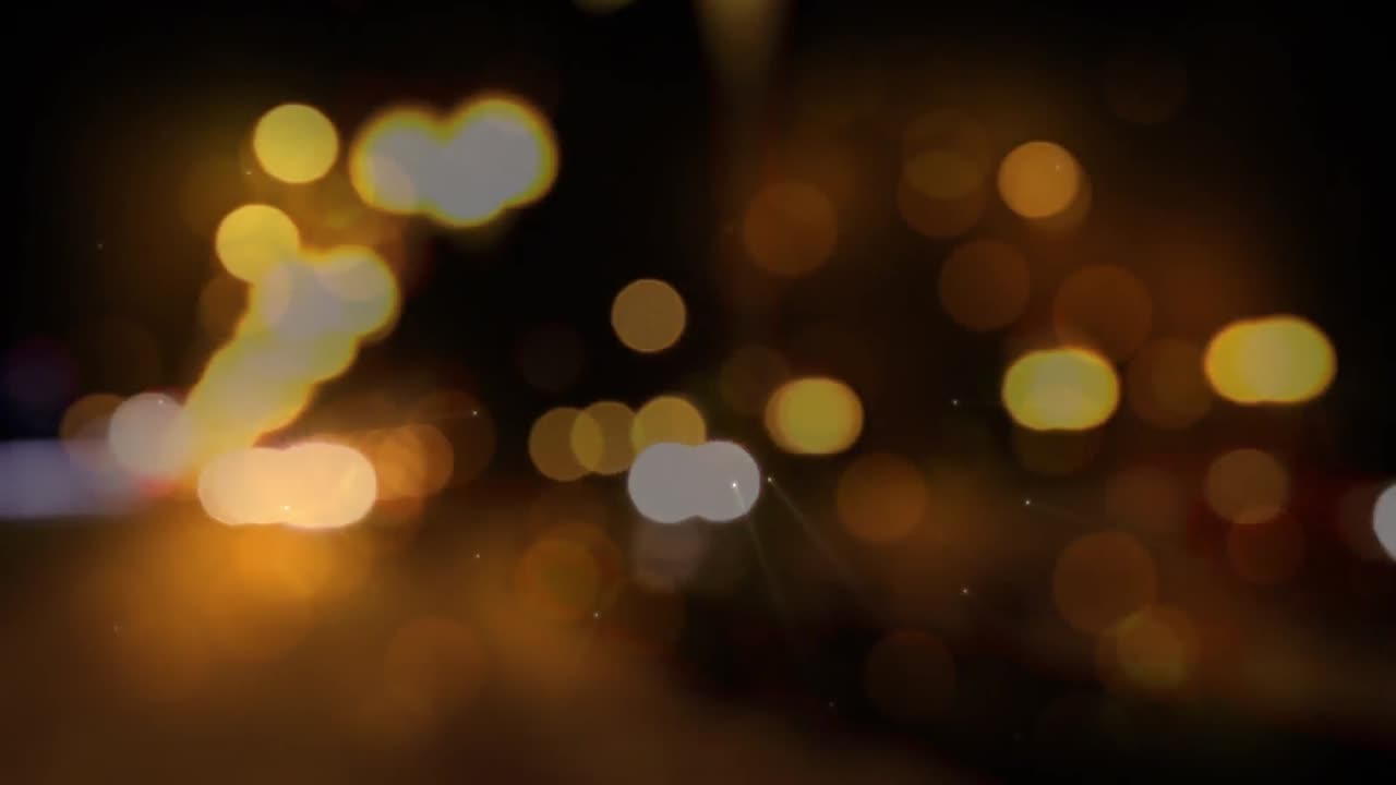 tráfico vial en la ciudad por la noche