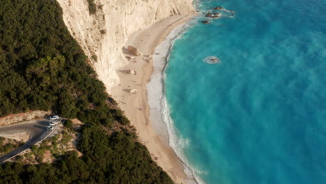 acantilados pálidos con vegetación exuberante en la playa de porto katsiki en verano en la isla de lefkada, grecia