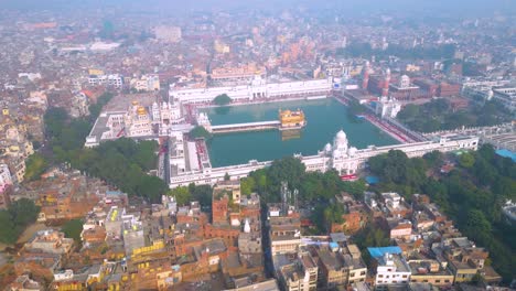 Der-Goldene-Tempel,-Auch-Bekannt-Als-Harimandir-Sahib,-Luftaufnahme-Von-DJI-Mini3Pro-Drone