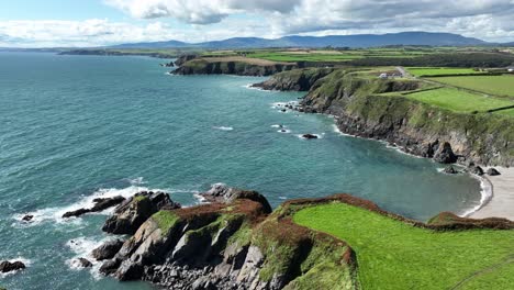 Küste-Irlands-Dramatische-Klippe-Und-Geschützter-Strand-Mit-Bedeckenden-Bergen-Copper-Coast-Waterford