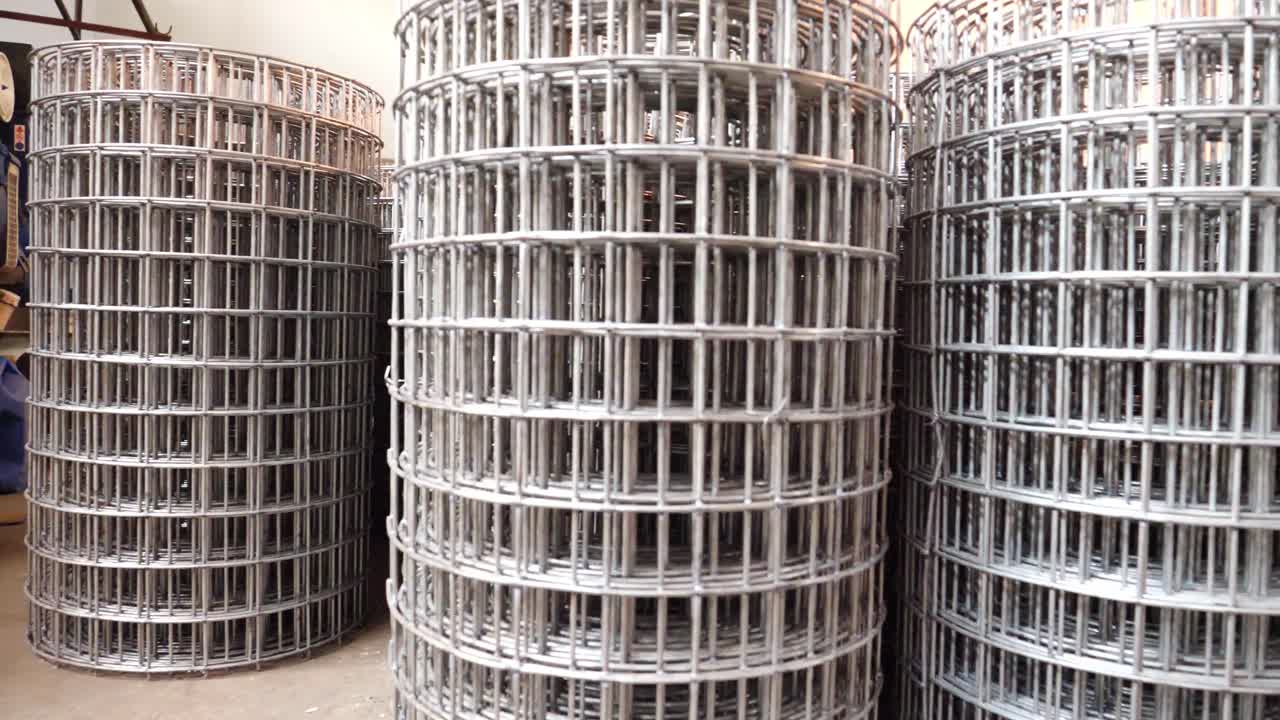 在地板上堆叠的电线网卷