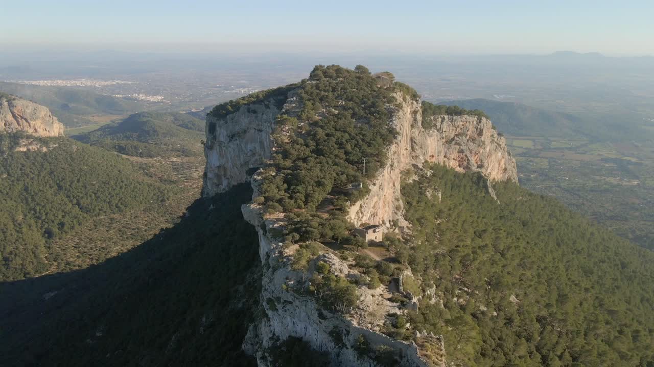 Experience the stunning views of the Tramontana mountain range in Mallorca, showcasing the beauty of Cap Formentor and the historic Castell de Alaro surrounded by nature.