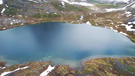 fiordo en la cima de las montañas nevadas de noruega