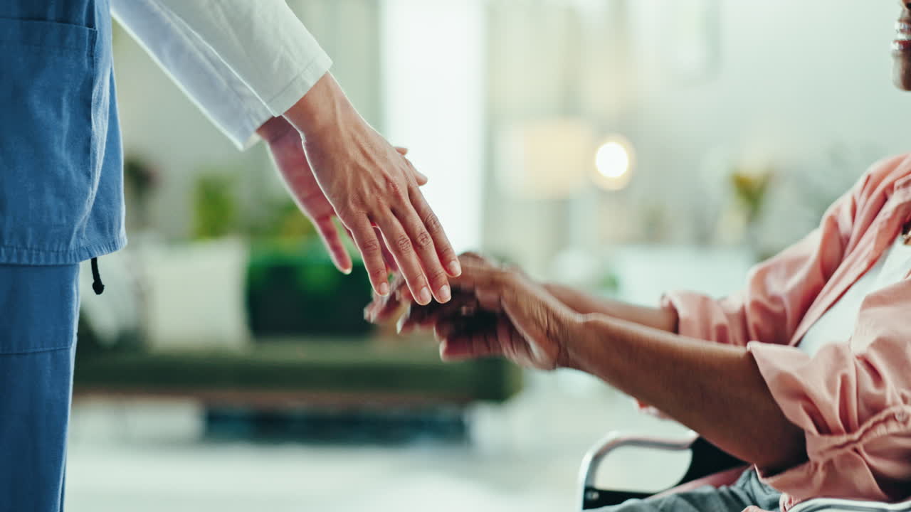 enfermera, mujer mayor y tomándose de la mano para el apoyo