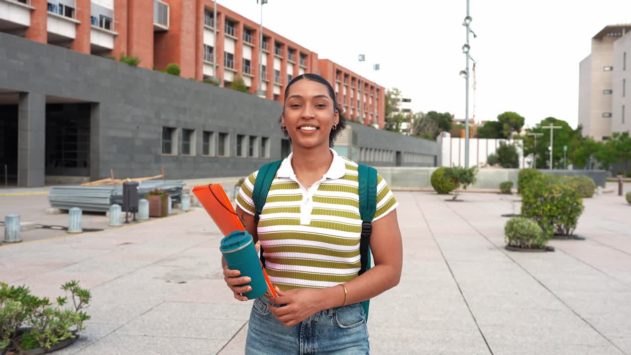 Jovem estudante sorrindo feliz no campus da universidade