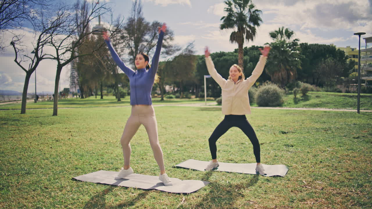 여자 피트니스 스타 점프 여름 자연에서 훈련 스포츠 커플 함께 점프