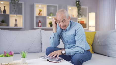 The-old-man-looking-at-the-family-album-is-depressed.