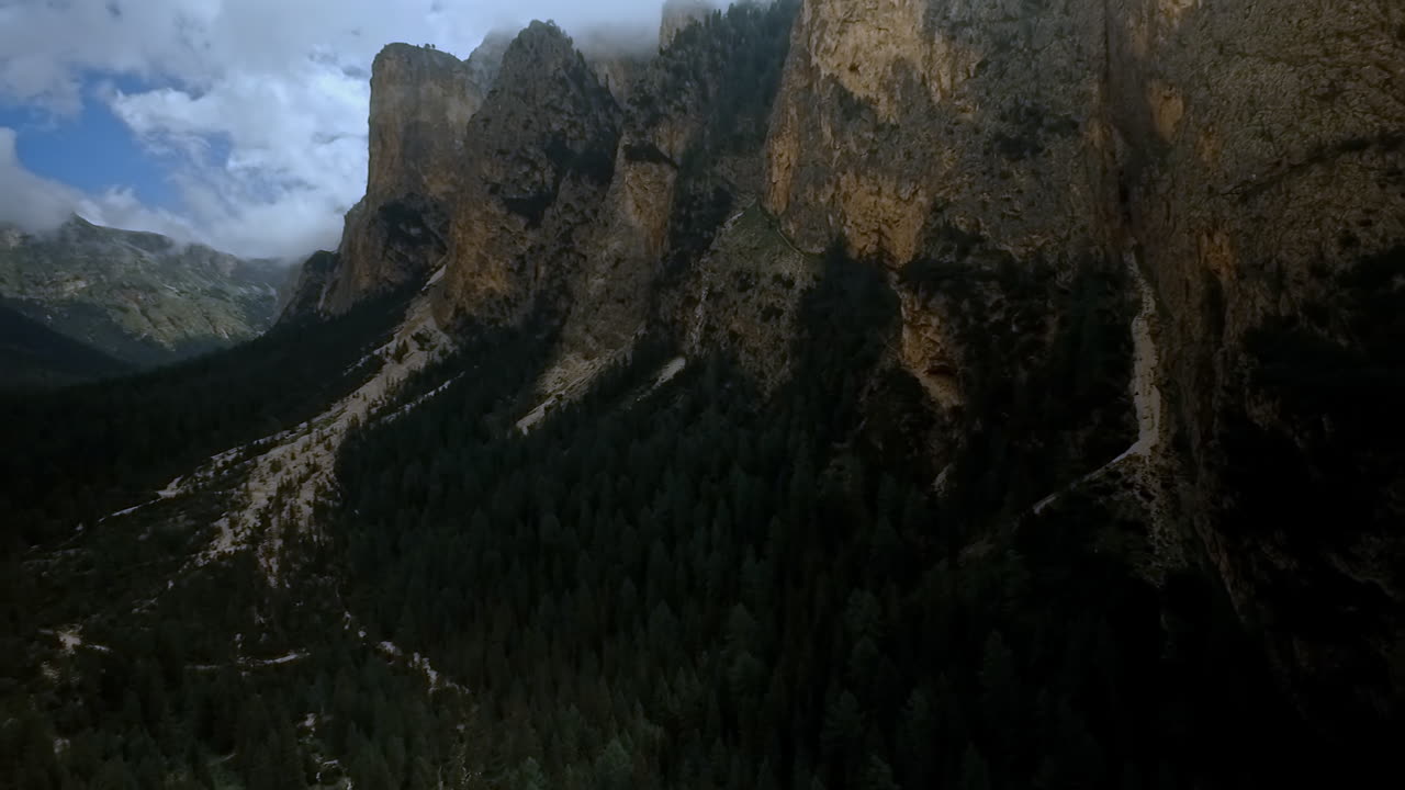 pan a lo largo de la pared rocosa del cañón vallunga en los alpes italianos - tirol del sur