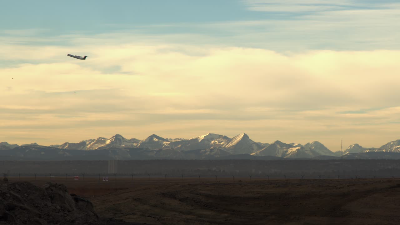Slankt, stilfuldt jetfly letter på en diset dag fra YYC-bjergene
