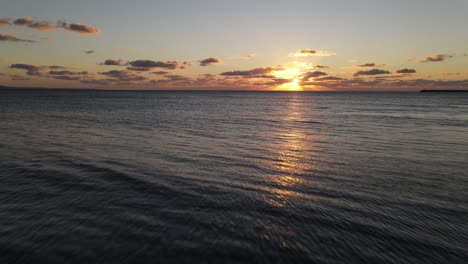 Drone-Aéreo-Del-Mar-Al-Atardecer