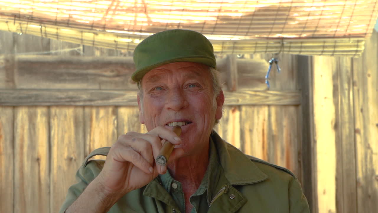 hombre guapo a mediados de los años 60 con cigarro, riéndose y riéndose fuerte