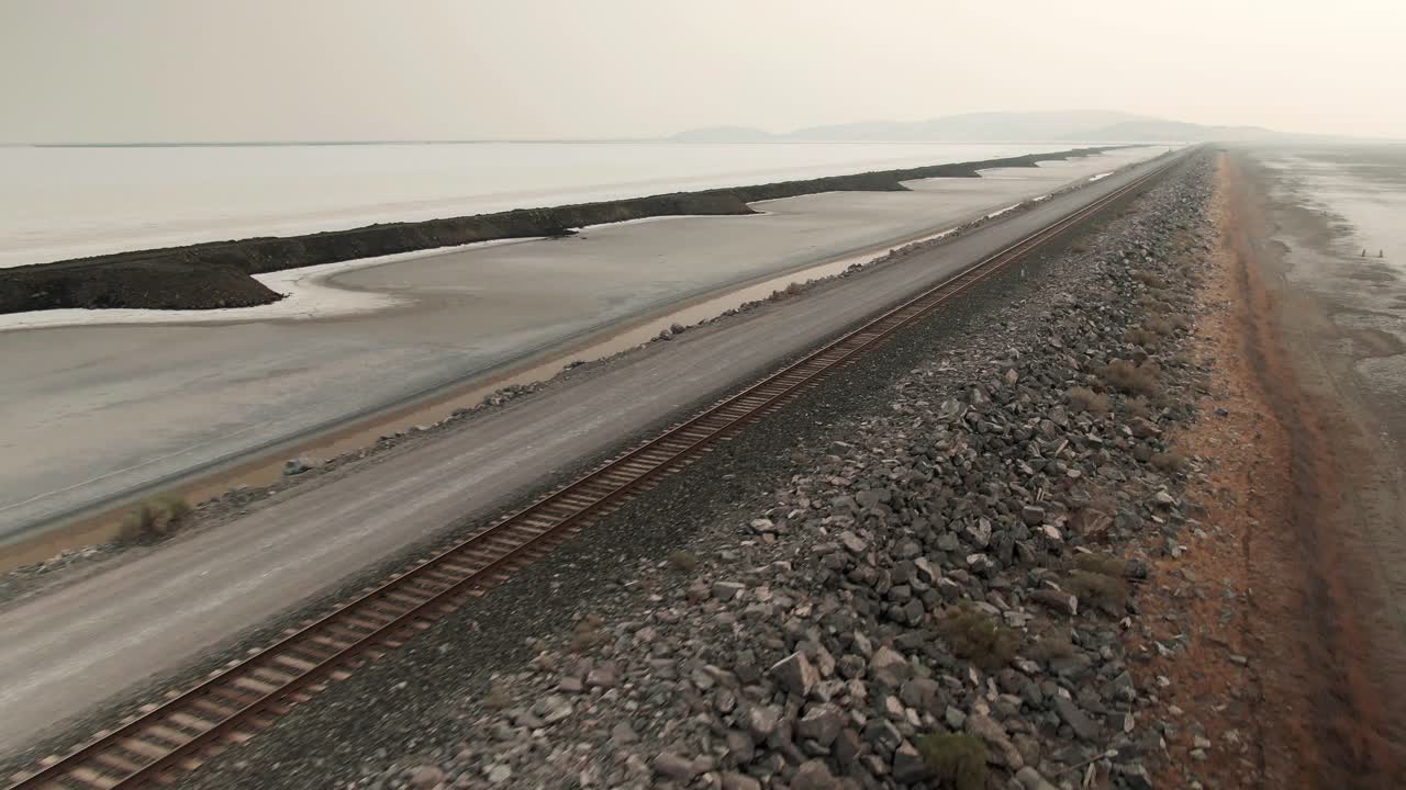 유타의 그레이트 솔트 레이크를 가로지르는 멋진 철도의 측면 패닝