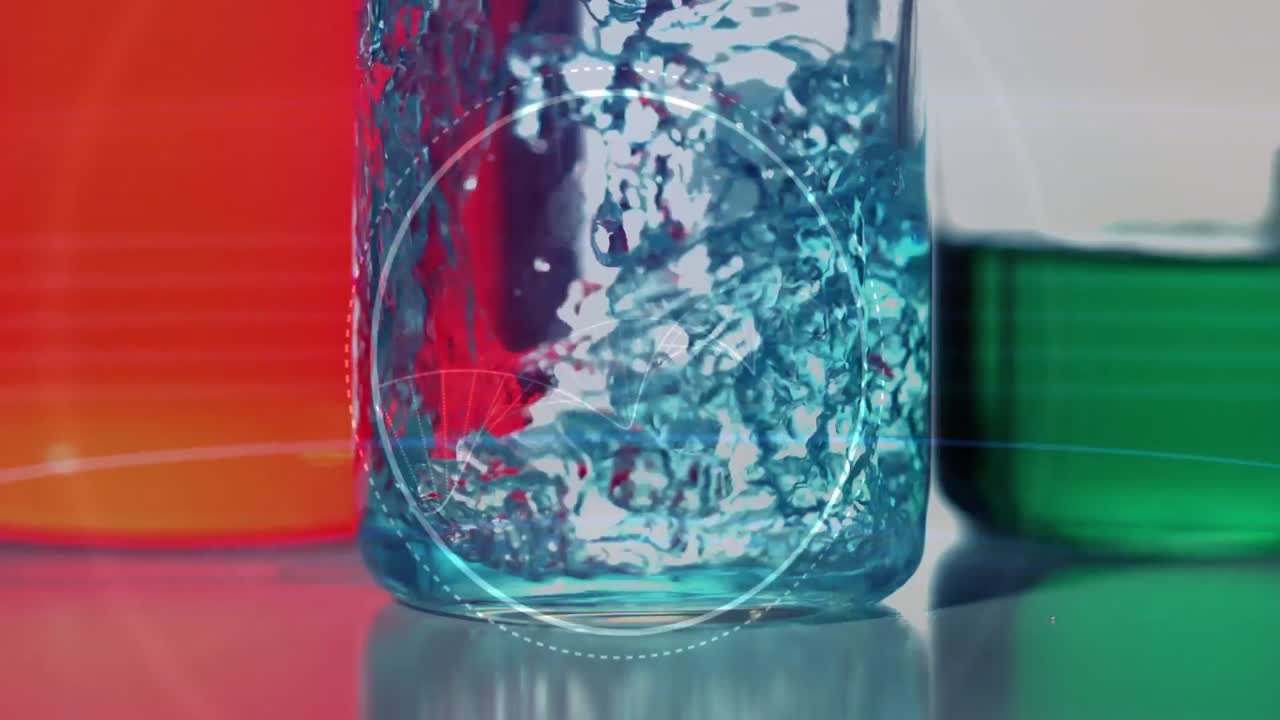 animación de la cadena de adn sobre vasos con líquido