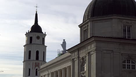 維爾尼烏斯大教堂 (vilnius cathedral) 位於維爾尼尤斯市中心,是世界上最古老的教堂之一