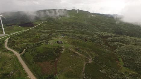 Drohne-Schoss-Windkraftanlage-Bei-Sonnenaufgang-Dichter-Morgennebel