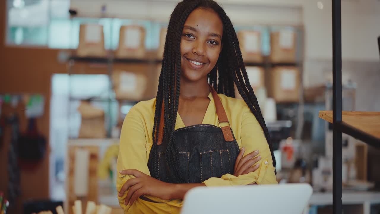 mujer trabajando en un café