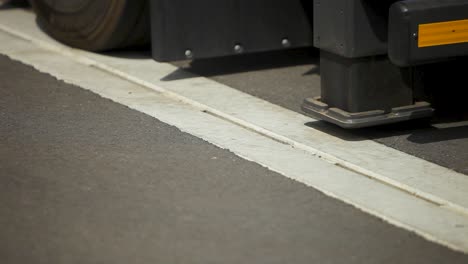 primer plano de una pierna hidráulica de un autobús estacionado bajando a la acera
