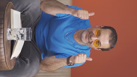 video vertical de un hombre haciendo un gesto positivo a la cámara.